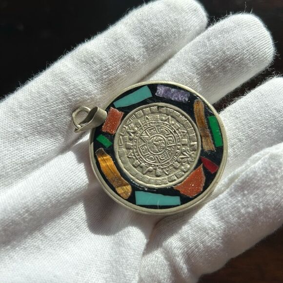 Vintage Mexican Aztec calendar 925 Sterling stamped 2 inch in laid with stones - Picture 6 of 11